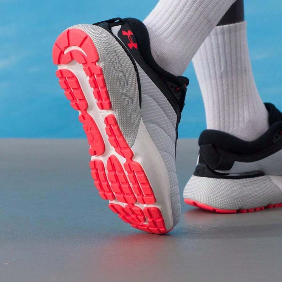 Under Armour 女士轻便舒适休闲跑步鞋 3026820-100 - 灰色/黑色 - 查看 1