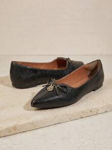 Women's Black Patent Leather Escama Pumps With Medal - Black - View 7