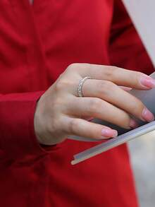 1枚精致奢华925银戒指，镶嵌20颗3.0毫米共2克拉莫桑石，适合女性日常佩戴、参加派对、节日庆典、情人节、母亲节、生日、新年、结婚纪念日等场合，亦可作为珠宝礼物。 - 銀色 - 查看 3