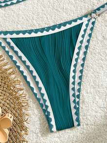 Bikinx 女士性感压纹露背比基尼套装，撞色滚边，凸显性感臀部线条，高弹力细肩带泳装，适合夏季海滩度假。 - 水鴨藍 - 查看 5