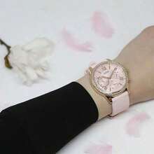 Guess Reloj de cuarzo con función multiusos, esfera de cristal rosa, correa de goma, alimentado por energía solar, con calendario de mes/día, adecuado para uso diario, atuendo de fiesta, regalo de estilo - Rosa - Ver 3