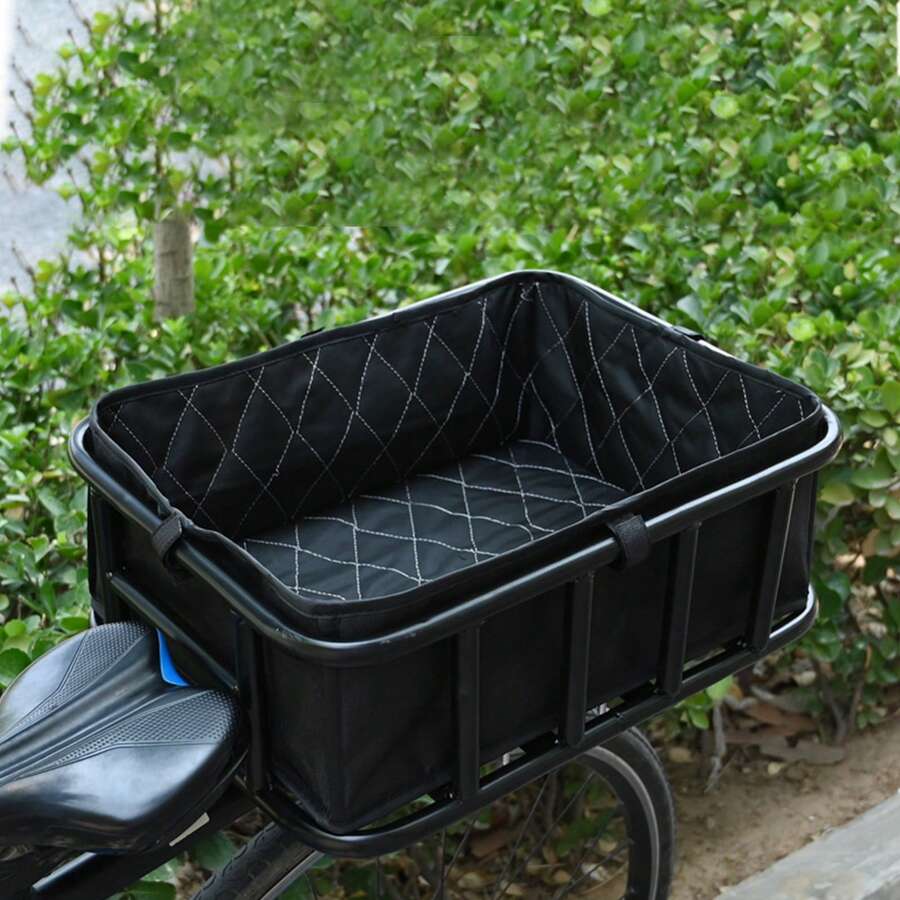 Nuestra cesta trasera de la bicicleta está hecha de un material metálico sólido, duradero y puede soportar un peso de 30 kg / 66 libras. Esta canasta mide 17x13 X6 pulgadas y es adecuada para llevar comestibles, loncheras, amigos Peludos y otros artículos. Nuestra cesta trasera está equipada con todos los componentes necesarios para instalarse de forma rápida y fácil en la mayoría de las bicicletas y eléctricas. El revestimiento negro y la red de carga evitan que sus artículos caigan y se aseguran de que sus artículos sean seguros al montar. Nuestro conjunto de canasta trasera para bicicletas incluye una canasta metálica, un revestimiento negro, una red de carga y un conjunto de accesorios de montaje. - Negro - Ver 1