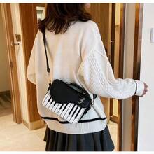 Mini bolso cuadrado con solapa y diseño de teclas de piano, con notas musicales de guitarra y piano, bolso de mano creativo de piel sintética, bandolera para mujeres y niñas, bolsos pequeños. - Blanco y Negro - Ver 4