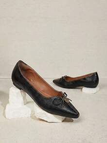 Women's Black Patent Leather Escama Pumps With Medal - Black - View 5