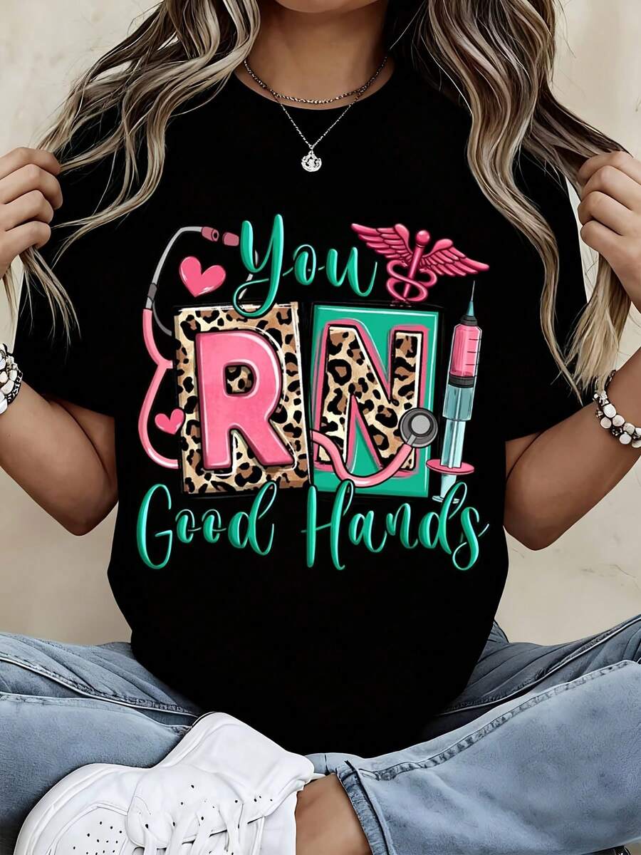 Crewneck T Shirt With You Rn Good Hands Leopard Print Stethoscope And Syringe Design For Nurses Work Or Casual Wear - màu đen - Xem 1
