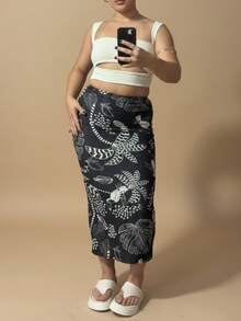 Women's Midi Skirt With Tropical Toucan Print (Top Not Included) - Black Background - View 2