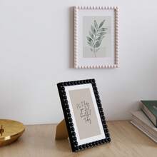 1 khung ảnh kiểu cuộn (4x6/6x8/8x10/A3) kèm viền trắng - 5 màu (Trắng/Đen/Vàng/Xanh dương/Tím) dùng trang trí nhà cửa và văn phòng - Có thể đặt trên bàn hoặc treo tường. - Mô hình tiêu chuẩn - Xem 8