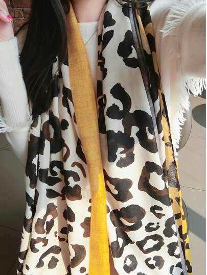 1条时尚撞色豹纹围巾，轻盈保暖，适合女性，春、秋、冬三季皆宜。