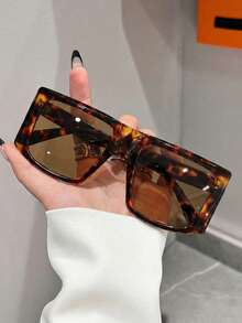 一副男女通用方形大框百搭时尚太阳镜，优雅大方，适合日常佩戴、街头摄影、度假、海滩和返校季。 - 豹紋茶 - 查看 2