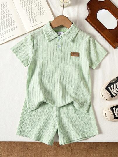 两件套男童时尚学院风套装，休闲纯色褶皱字母贴布Polo衫+优雅纯色短裤，适合日常休闲、度假、通勤、上学、节日聚会、晚宴等场合。