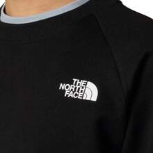 The North Face TNF MN Raglan Box NSE Crew Sweatshirt In Black For Men: Made Of Soft And Breathable Cotton, This Raglan Sleeve Sweatshirt Offers Maximum Mobility And Comfort. It Features A Striking Logo On The Back For A Unique And Authentic Style From The Brand. Ideal For A Casual And Sporty Look! - 黑色 - 查看 2