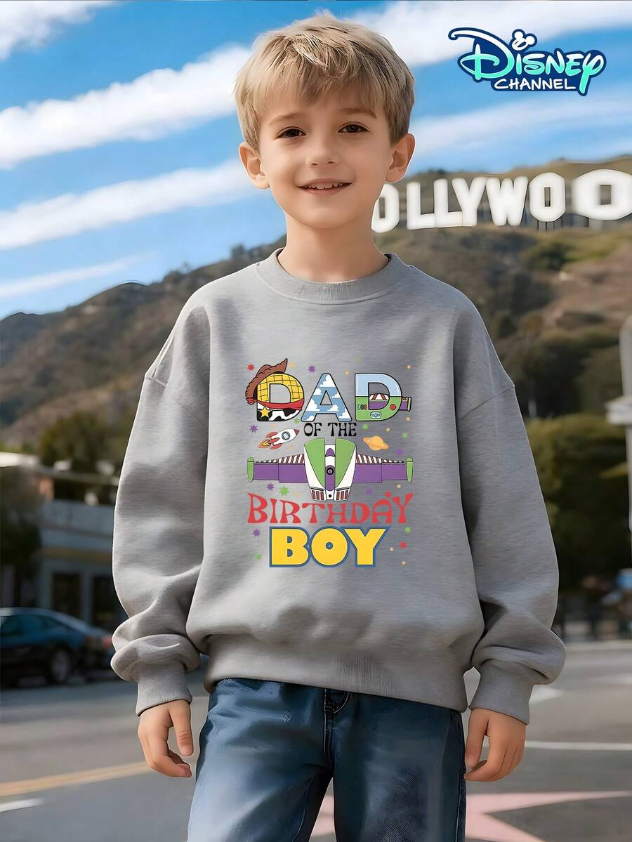 Boys' Crew Neck Pullover Sweatshirt, Gray, Loose Fit. Front Features "DAD OF THE BIRTHDAY BOY" Toy Story Print + Back Features A Multi-Disney IP Character Print. Suitable For Children Aged 5-12. Skin-Friendly And Breathable, Suitable For Spring, Autumn, And Winter. Perfect For School, Outings, Parties, Amusement Park Visits, Birthday Parties, Etc. Eye-Catching Cartoon Design, A Must-Have For Back-To-School Season. Machine Washable, Durable, Versatile, And Practical. Popular American IP-Themed Boys' Sweatshirt With Disney Multi-Character Print. - 淺灰色 - 查看 1