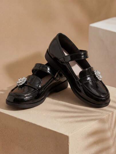 一双黑色漆皮平底女童鞋，轻便舒适，软底设计，英伦风校园乐福鞋，银色水钻装饰，适合所有季节，可搭配校园装束，户外穿着，情人节亲子礼物
