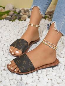 新款时尚H型女士拖鞋，休闲风格，罗马式套脚拖鞋，舒适的黑色、米色和棕色，低跟压纹图案；沙漠钥匙法式高端平底拖鞋，亮片装饰，厚底设计，沙滩鞋；与新款仙女风套脚拖鞋完美搭配，适合约会、室内外穿着，具有除臭防滑功能；鳄鱼纹拖鞋，金属装饰，平底设计，夏季时尚套脚拖鞋。 - 棕色 - 查看 2