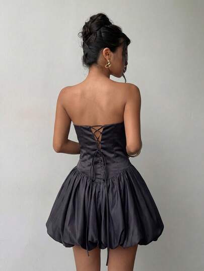 Elegante vestido mini de satén negro sin tirantes, diseño hueco con forma de corazón, espalda con cruce de lazos, falda acampanada. Estilo casual, elegante y lindo, adecuado para fiestas de primavera/verano, citas, salidas de compras, ceremonias de graduación y otras ocasiones