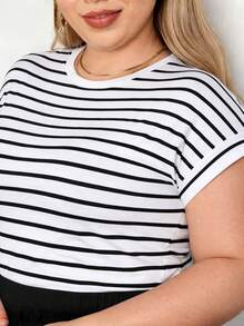 Blusa Feminina Plus Size Listrada Preto e Branco Manga Dobrada Curta Oversized Confortável Moda Casual Urbana  Diário Férias Mulher Frio Inverno - Branco - Visão 6
