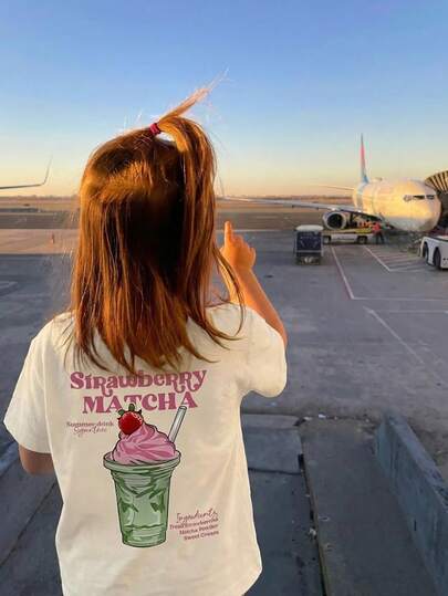 1件女童草莓抹茶饮品字母印花圆领短袖T恤，休闲甜美多巴胺风格，舒适透气儿童上衣，适合度假/日常穿着