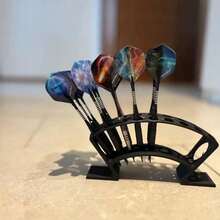 这款飞镖靶架超级稳固平衡，宽大厚实的底座能牢牢固定一整套飞镖，放置在任何平面上。其紧凑节省空间的设计，方便放置在桌面上。 - 彩色 - 查看 3