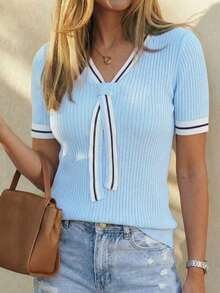 女士浅蓝色罗纹针织V领短袖上衣，撞色滚边和系带细节，休闲常规版型夏季T恤 - 淺藍色 - 查看 2