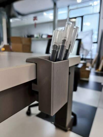 1pc Adjustable Self-Hanging Clip Pen Holder - Clip For Thick Desktop Edges - Minimalist Solid Color Pencil And Marker Organizer For Office, Home And Workstation, Clip-On Design With Reliable Self-Hanging Attachment, Helps Create A Neat, Accessible Desk Space, No Drilling Required, Accessory For Writing, Drawing, Study And Creative Tasks, Ideal For Busy Professionals And Students