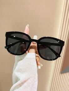 一副男女通用新款夏季方形时尚太阳镜，适合驾驶、露营、热带海滩度假、户外旅行、家庭出游、约会，也是时尚配饰。 - 黑色 - 查看 2