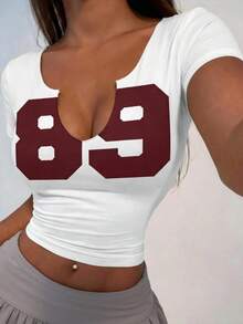Camiseta de Manga Curta com Decote em U Estampada LOVE JOYY para Mulheres com Número 89, Top Cropped Branco Ajustado Estilo Y2K, Adequado para Uso Casual e de Férias no Verão - Branco - Visão 3
