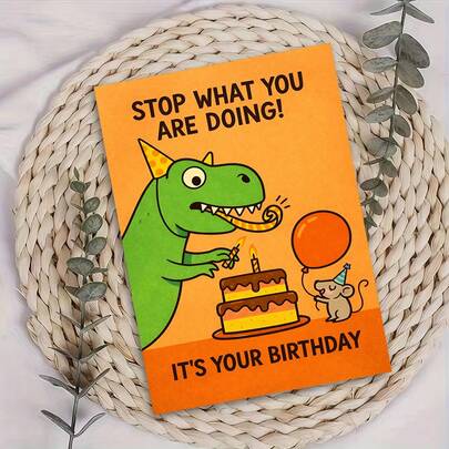 Tarjeta de cumpleaños divertida de T-Rex - "¡Deja lo que estás haciendo! Es tu cumpleaños" - Ilustración juguetona de dinosaurio y ratón - Saludo de cumpleaños humorístico para niños, amantes de los dinosaurios, amigos - Incluye sobre - Regalo perfecto para una celebración de cumpleaños llena de diversión