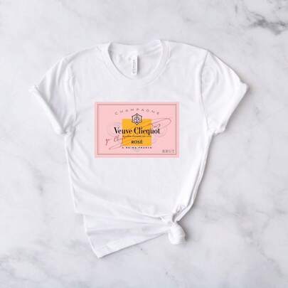 Vestido Veuve Rose S1, Vestido Club de Tenis S1, Vestido Novia S1, Vestido Despedida de Soltera Veuve Antes de los Votos S1220G Esta camiseta unisex de 220 g está hecha de 100 % algodón con un patrón de punto apretado de 220 g, lo que garantiza su durabilidad. Apta para todo tipo de cuerpos, tanto hombres como mujeres. Su tejido duradero y de alta calidad es ideal para diversos proyectos de costura, ofreciendo un tacto suave y resistente. Además, es muy transpirable. Perfecta para primavera/verano, conjuntos de vacaciones y ropa de fiesta.