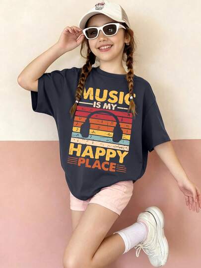 这款女童短袖T恤采用独特的创意耳机印花设计，搭配舒适的圆领，是一款休闲的深灰色T恤。