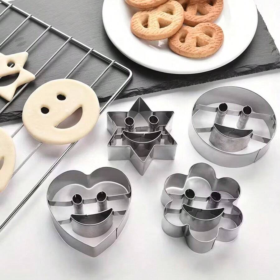 1pc/4PCS Creative Smile Shaped Biscuit Cutting Mold, Stainless Steel Pastry Cutter, Biscuit Mold, Baking Tools, Kitchen Accessories - View 1