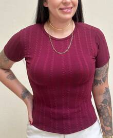 Camiseta feminina casual e confortável de manga curta com textura canelada e gola redonda, com elasticidade média. - bordô - Visão 3