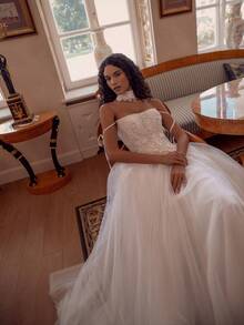 Strapless Backless A-Line Wedding Dress In Ethereal Organza – Timeless Floor-Length Bridal Gown Featuring A Strapless Neckline, Exposed Back, And Flowing A-Line Shape In Sheer Organza. The Weightless Silhouette Offers Effortless Elegance For Weddings, Christmas Parties, Halloween Soirées, Prom Events, Birthday Galas, And Destination Celebrations. Suitable For Nuptial Ceremonies, Holiday Gatherings, Vacation Dinners, Formal Receptions, Graduation Dances, Homecoming Festivities, Cocktail Parties, Bridal Ensembles, Wedding Guest Outings, And Special Gatherings. - 白色 - 查看 3