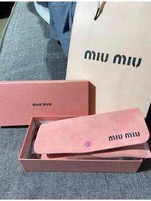 Miu Miu 粉色皮革眼鏡盒，奢華時尚眼鏡收納袋，現代排版設計，柔軟內裡，保護性眼鏡盒，女性理想禮物 - 粉色 - 查看 6