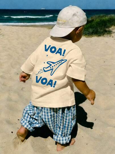 1件幼儿男童休闲圆领短袖T恤，背面印有趣味卡通飞机和字母图案，舒适透气，百搭单品，欧美街头风日常穿着