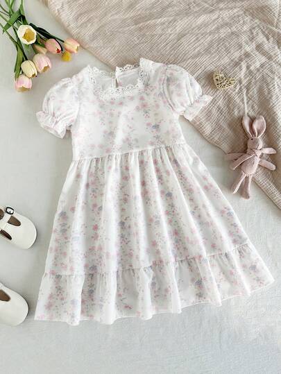 1 chiếc đầm hoa nhí thường ngày cho bé gái, chất liệu mềm mại, cổ áo xếp ly và tay phồng, thích hợp mặc hàng ngày vào mùa xuân/hè, các lễ hội và các buổi tụ họp.