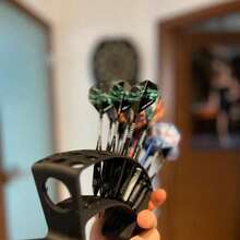 这款飞镖靶架超级稳固平衡，宽大厚实的底座能牢牢固定一整套飞镖，放置在任何平面上。其紧凑节省空间的设计，方便放置在桌面上。 - 彩色 - 查看 8