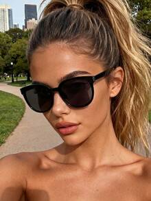 一副男女通用新款夏季方形时尚太阳镜，适合驾驶、露营、热带海滩度假、户外旅行、家庭出游、约会，也是时尚配饰。 - 黑色 - 查看 1