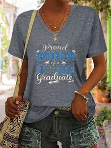 2026 Graduate Proud Mom Women's V-Neck T-Shirt| Black Background With Blue 'MOM' Text, 2026 Heart-Shaped '0', Graduation Cap And Diploma Design, Casual T-Shirt, Graduation Celebration Gift - Xám - Xem 1