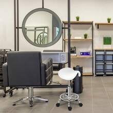 Silla Multifuncional para Uso Profesional en Salud y Belleza – Asiento Saddle Cómodo, Giro 360°, Altura Regulable y Tapizado en Cuero Sintético Fácil de Desinfectar Taburete Profesional para Salones de Belleza y Clínicas Médicas – Diseño Minimalista, Fácil de Limpiar, Altura Personalizable y Excelente Estabilidad en Superficies Lisas - Negro - Ver 1