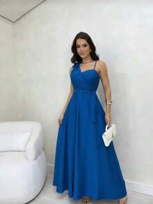 Elegant Long Dress, Sleeveless And With Off-The-Shoulder Design, A-Line Cut, Ideal For Casual Occasions. Features Gathered Details And Slightly Stretchy Fabric. Thin Straps, Defined Waist, And A Light, Elegant Summer Drape. Latex Bra Cups With A Crossover Neckline. - 寶藍色 - 查看 1