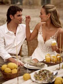 Elegant V-Neck A-Line Wedding Dress With Chic Backless Detail – Sophisticated Floor-Length Bridal Gown Featuring An Alluring Neckline, Daring Open Back Design, And Gracefully Flowing Silhouette, Perfect For Weddings, Christmas Galas, Halloween Balls, Formal Dances, Birthday Celebrations, And Special Evening Events. A Versatile Choice For Wedding Receptions, Holiday Parties, Anniversary Dinners, Luxury Getaways, Black-Tie Occasions, Cocktail Gatherings, Bridal Showers, Wedding Guest Attire, Graduation Formals, Homecoming Events, And As A Modern Bridesmaid Or Festive Evening Gown. - 白色 - 查看 4