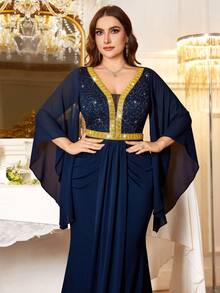 Đầm maxi dự tiệc trang trọng, cổ chữ V sâu, chất liệu chiffon đính sequin, ren, tay áo cánh bướm, phối ren vàng, xếp ly phía trước, vạt đuôi cá, phù hợp cho khách dự đám cưới, sinh nhật, lễ tốt nghiệp, tiệc gala và các dịp khác. Thanh lịch mùa xuân. - Màu xanh hải quân - Xem 9