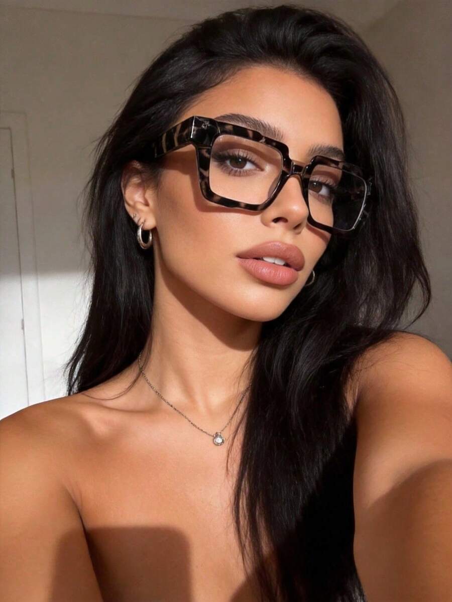 1副女士塑料几何优雅美学休闲风格经典透明眼镜，适合街头摄影、办公室阅读、驾驶等场合