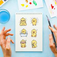 50/100/150 قطعة ملصقات بطة صفراء لطيفة، ملصقات بطة كرتونية مع تصاميم القهوة والنوم والكاميرا واللعب، ملصقات فينيل مقاومة للماء، اليوم الأول من المدرسة - A - مشاهدة 5