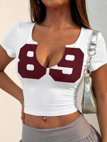 Camiseta de Manga Curta com Decote em U Estampada LOVE JOYY para Mulheres com Número 89, Top Cropped Branco Ajustado Estilo Y2K, Adequado para Uso Casual e de Férias no Verão - Branco - Visão 5