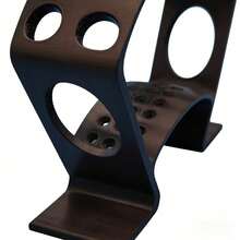 这款飞镖靶架超级稳固平衡，宽大厚实的底座能牢牢固定一整套飞镖，放置在任何平面上。其紧凑节省空间的设计，方便放置在桌面上。 - 彩色 - 查看 5