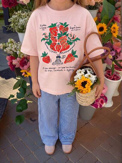 1 pieza Camiseta de manga corta y cuello redondo con estampado casual para niñas, ropa de verano para estudiantes jóvenes - ¡La camiseta con estampado de letras y fresas de colores trae alegría y felicidad a cada niño!