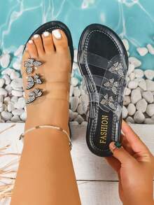 Sandálias femininas de cano alto com tira transparente, adornadas com borboletas e strass. Confortáveis, com sola macia, ideais para praia, casuais, elegantes e luxuosas. - Preto - Ver 1