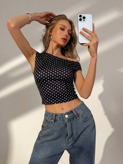休闲黑白波点不对称露肩短袖上衣，经典复古时尚风格，是周末早午餐、城市漫步、约会之夜、休闲咖啡馆、夏季度假、休闲外出以及春夏简约穿搭的理想之选。