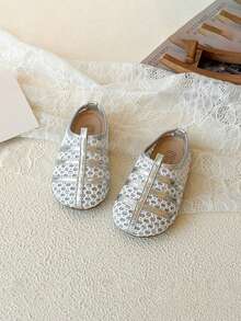 1 Pair Girls' Hollow Breathable Soft Bottom Lightweight Peep Toe Sandals, French Retro Style, Suitable For All Seasons - Silver - View 4